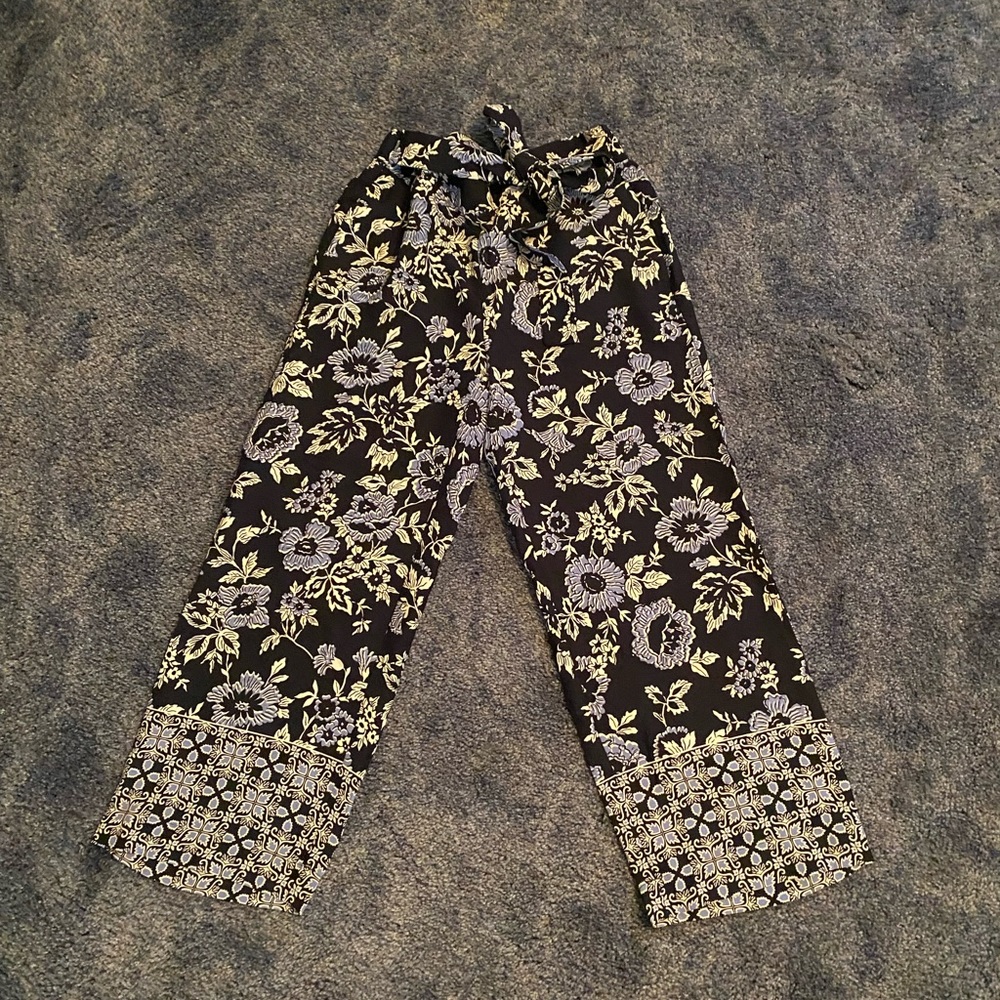 Tags still attached! Mid rise, wide leg pants from the Loft.
